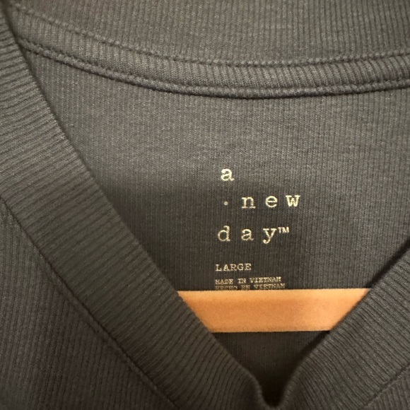 Classic Women’s Ribbed Top - Picture 4 of 5